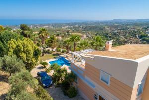 圣特里亚斯Villa Astro的享有带游泳池的房屋的空中景致
