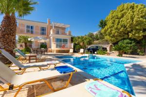 圣特里亚斯Villa Astro的一座带游泳池和房子的别墅