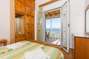 Porto OziasDolphin Villa 3的一间卧室配有一张床,享有海景
