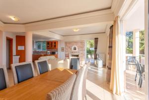 圣特里亚斯Villa Pelagos的用餐室以及带桌椅的起居室。