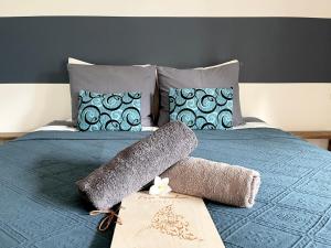 克拉伦代克Casa Mantana Bonaire的一张蓝色的床,上面有两条可移动的毛巾