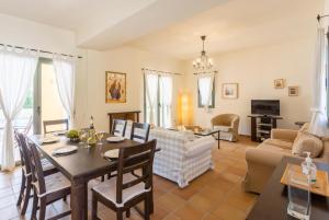 特拉佩扎奇Villa Katerina的客厅配有餐桌和沙发
