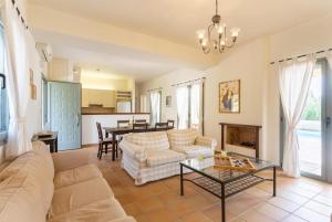 特拉佩扎奇Villa Katerina的客厅配有沙发和桌子