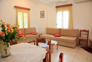 维勒克哈德哈Villa Dimitris的客厅配有两张沙发和一张桌子
