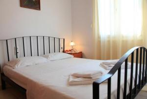 维勒克哈德哈Villa Dimitris的一张带白色床单和毛巾的床