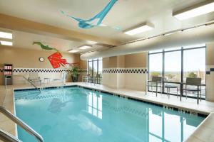 埃夫拉塔埃夫拉塔高山温泉希尔顿恒庭旅馆&套房酒店的游泳池,位于酒店带游泳池的客房