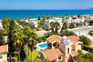 波利斯Villa Halima Stefanos的棕榈树别墅和大海美景
