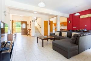 波利斯Villa Halima Stefanos的客厅配有沙发和桌子