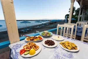 斯沃伦塔Villa Marina的海滩上一张带食物盘的桌子