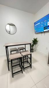 Stanza Hearth of Miami Design District and Wynwood, Parking, Laundry, Workstation, Fully equipped Apts, 24/7 Guest support #2的电视和/或娱乐中心