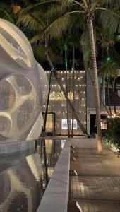 迈阿密Stanza Hearth of Miami Design District and Wynwood, Parking, Laundry, Workstation, Fully equipped Apts, 24/7 Guest support #2的一座棕榈树建筑和一座灯光建筑