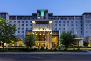 伊丽莎白Embassy Suites by Hilton Newark Airport的带有大使馆套房读号的办公楼