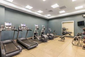 伊丽莎白Embassy Suites by Hilton Newark Airport的一间健身房,里面设有跑步机和椭圆机