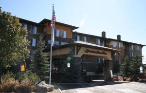 弗拉格斯塔夫Hampton Inn & Suites Flagstaff - West的前面有美国国旗的酒店