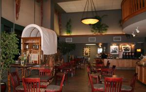 弗拉格斯塔夫Hampton Inn & Suites Flagstaff - West的一间带桌椅的餐厅和一间酒吧