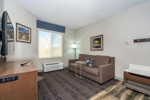 弗拉格斯塔夫Hampton Inn & Suites Flagstaff - West的带沙发和电视的客厅