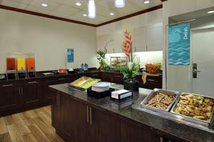 达尼亚滩劳德代尔堡机场邮轮码头希尔顿惠庭套房酒店的一个带柜台的大厨房,上面有食物