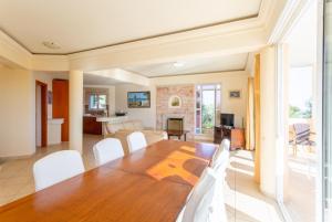 圣特里亚斯Villa Asimenia的用餐室以及带桌椅的起居室。