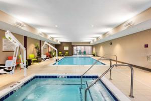苏福尔斯苏福尔斯桑福德医疗中心希尔顿欣庭套房酒店的一个带游泳池的游泳池