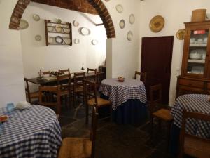 蒙萨拉什Casa Saramago的一间在房间内配有桌椅的餐厅