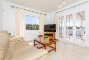 马赫Villa Tania的客厅配有白色沙发和电视