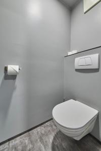 萨尔巴赫Eibinghof BED & BREAKFAST & SWIM的浴室设有白色卫生间和两卷卫生纸。