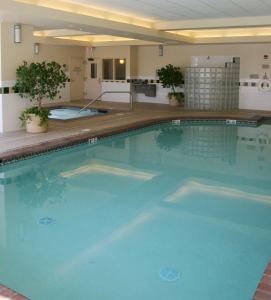 艾尔韦高地希尔顿花园酒店斯波坎机场店的在酒店房间的一个大型游泳池