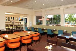 艾尔韦高地希尔顿花园酒店斯波坎机场店的一间带桌椅的餐厅和一间酒吧