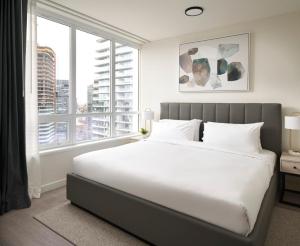 西雅图Level Seattle Downtown South Lake Union的一间卧室设有一张大床和一个大窗户