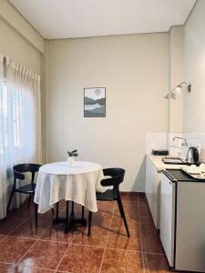 塔里哈Hotel Renacer Tarija的厨房配有桌椅、桌子和桌子。