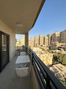 开罗Happiness Apartment的阳台设有2张长椅,享有城市美景。