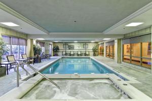 圭尔夫圭尔夫敦汉普顿套房酒店的游泳池位于酒店带热水浴池的客房