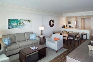 希尔顿黑德岛Hilton Grand Vacations Club Ocean Oak Resort Hilton Head的带沙发的客厅和用餐室