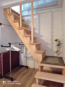 MerkinėRYTO GARSAI的一个小房子里的一个楼梯,有床