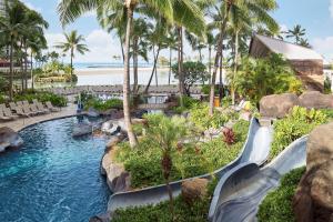 檀香山Hilton Grand Vacations Club Grand Waikikian Honolulu的棕榈树度假村的水滑梯