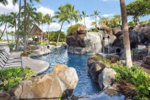 檀香山Hilton Grand Vacations Club Grand Waikikian Honolulu的度假村内带瀑布的游泳池