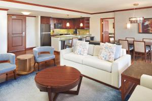 檀香山Hilton Grand Vacations Club Grand Waikikian Honolulu的客厅配有沙发和桌子