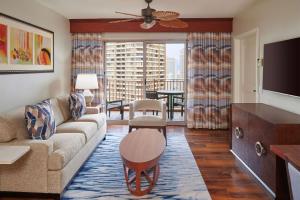 檀香山Hilton Grand Vacations Club Grand Waikikian Honolulu的带沙发和电视的客厅