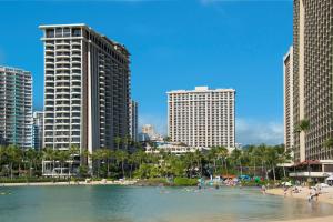 檀香山夏威夷希尔顿分时度假俱乐部酒店的城市中拥有高楼的一个海滩