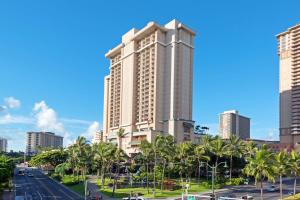 檀香山夏威夷希尔顿分时度假俱乐部酒店的棕榈树城市的高楼
