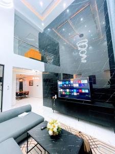 Contemporary 4-Bedroom Villa with VR Room and Starlink Internet - Ifemide Estates大厅或接待区