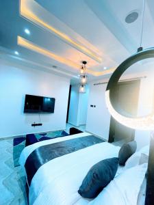 阿库雷Contemporary 4-Bedroom Villa with VR Room and Starlink Internet - Ifemide Estates的一间卧室设有两张床和大镜子