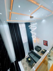 Contemporary 4-Bedroom Villa with VR Room and Starlink Internet - Ifemide Estates的休息区
