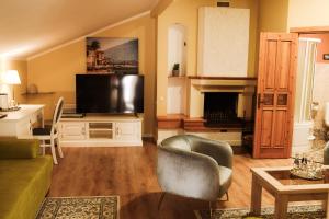 阿卢克斯内卓兰塔的客厅配有电视、沙发和椅子
