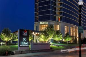 布兰森Hilton Branson Convention Center的大楼前有希尔顿标志的酒店