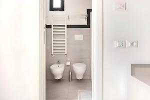 里米尼Hotel Villa Argia Rimini Marina Centro的一间带卫生间和坐浴盆的浴室