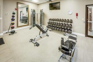 亨廷顿DoubleTree by Hilton Huntington, WV的一个带哑铃和健身器材的健身房