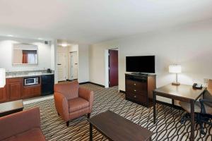 摩根城摩根城汉普顿酒店的酒店客房设有带电视和书桌的起居区。