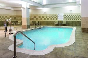 印第安纳波利斯印第安纳波利斯市区希尔顿花园旅馆的在酒店房间的一个大型游泳池