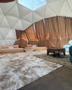 维库尼亚Glamping Miraflores的一间设有大地毯的大帐篷的房间